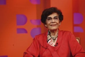 Olhar as estrelas e também o poço