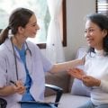 Entenda como a menopausa pode causar coceira e ressecamento na pele