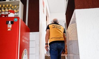 Dono de bar interditado por suspeita de metanol em bebidas admite ter comprado vodka de ‘vendedor informal’
