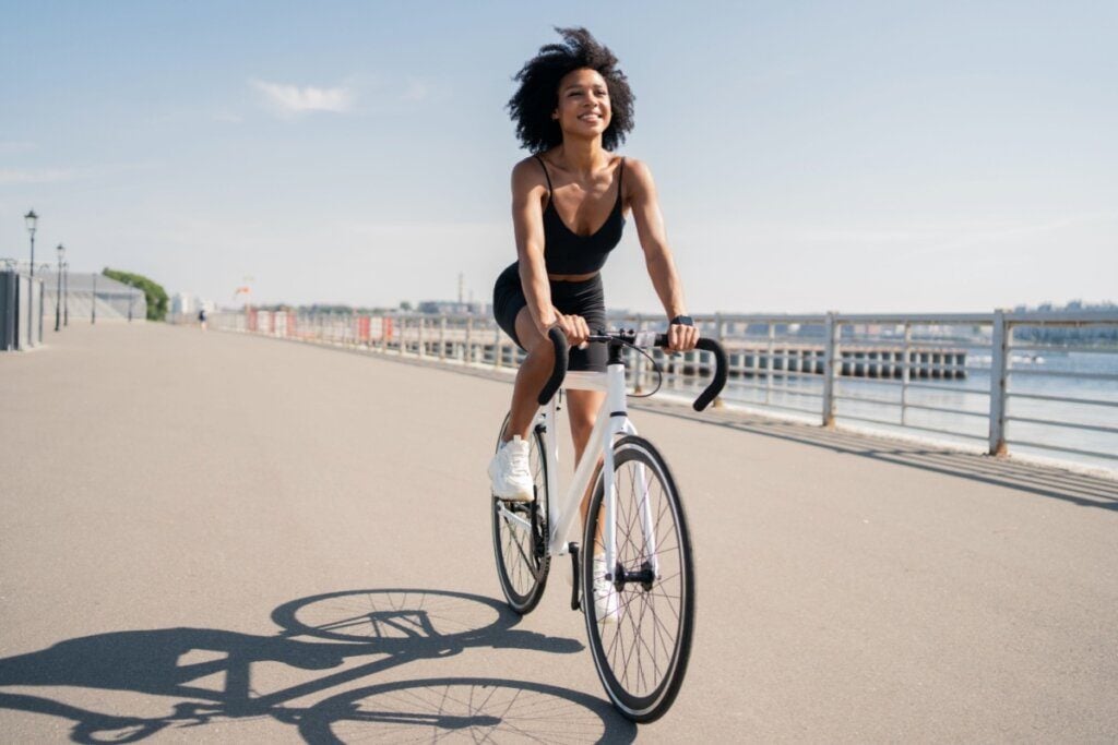 Veja como andar de bicicleta ajuda no tratamento da artrose no joelho