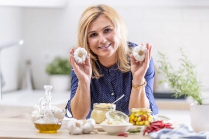 8 benefícios do alho para saúde e formas criativas de usá-lo