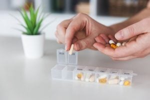 Veja por que não é seguro guardar remédios fora da embalagem original