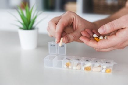 Veja por que não é seguro guardar remédios fora da embalagem original