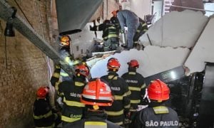 Teto de restaurante desaba no centro de SP; uma pessoa morreu