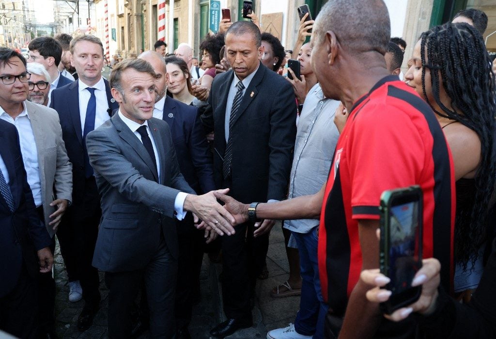 Macron faz ‘tour’ pelo Centro de Salvador e tira selfies com turistas em agenda no Brasil