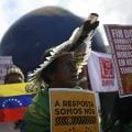 Indígenas e ativistas marcham em Belém durante a COP30