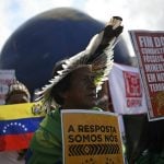 Indígenas e ativistas marcham em Belém durante a COP30