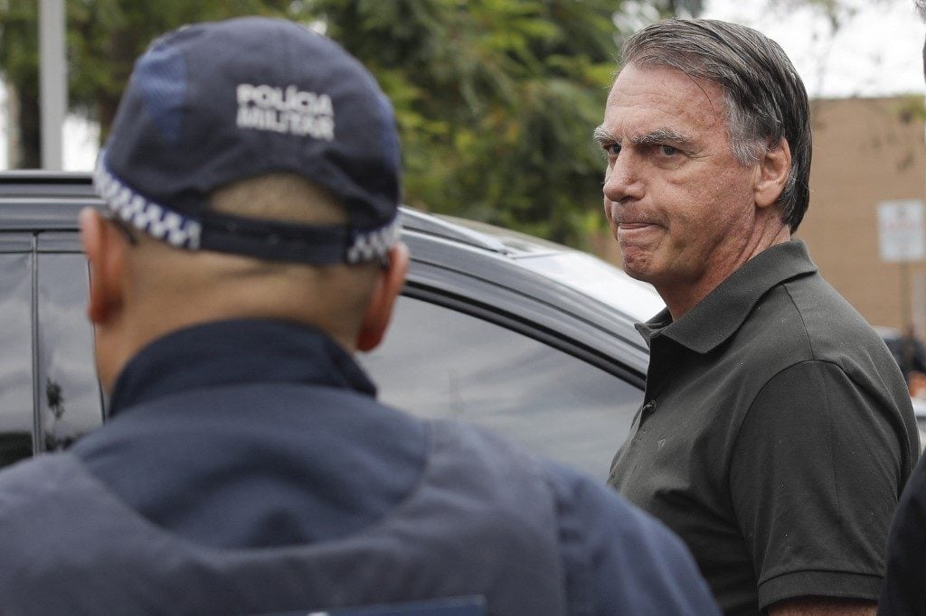 Bolsonaro foi levado à PF sem algemas e exposição midiática