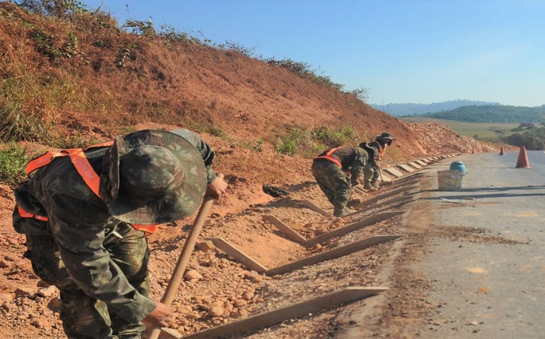 Câmara aprova projeto que permite que o Exército assuma obras públicas sem licitação