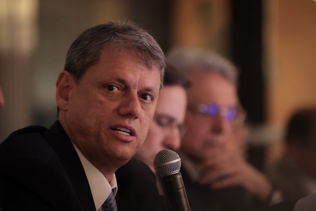 Tarcísio desperdiça oferta lucrativa e vende terras públicas por 10% do preço em São Paulo