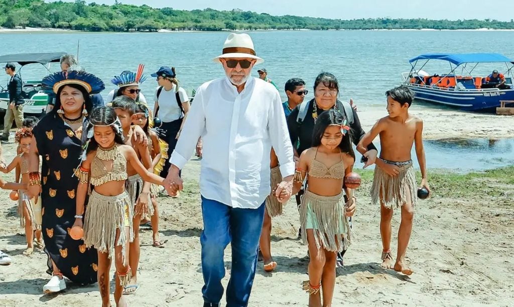 Lula visita aldeia indígena e promete energia para 4,3 mil famílias