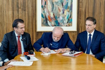 Lula assina decreto que muda regras do vale-alimentação e refeição