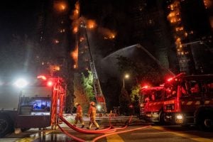 Incêndio em complexo residencial deixa mais de 40 mortos em Hong Kong