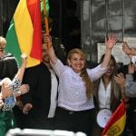 Jeanine Áñez deixa a prisão na Bolívia após anulação da sentença