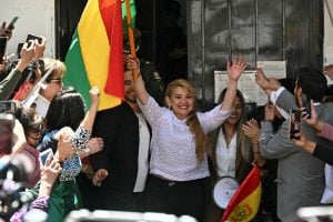 Jeanine Áñez deixa a prisão na Bolívia após anulação da sentença