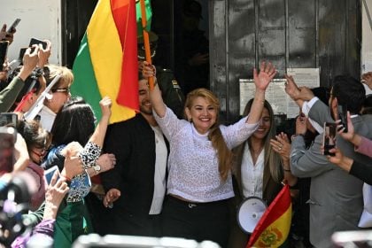 Jeanine Áñez deixa a prisão na Bolívia após anulação da sentença