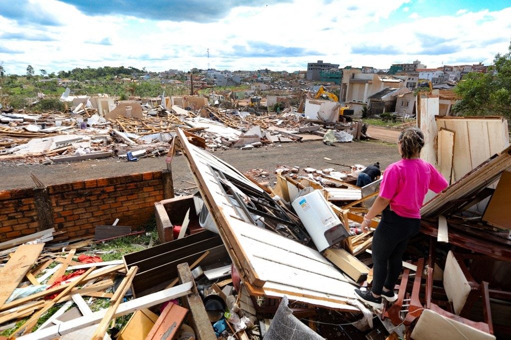 Cidade no Paraná devastada por tornado tem 2 mil sem luz; 32 seguem internados
