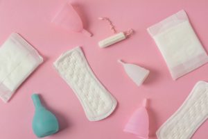 Primeira menstruação: veja o que a sua filha precisa saber sobre a menarca