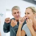 Você sabe usar o fio dental? 4 erros comuns e como evitá-los