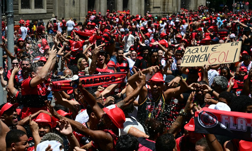 Flamengo é recebido com festa no Rio após conquista do tetra da Libertadores