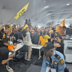 COP30: Manifestantes tentam ocupar área da ONU e entram em confronto com seguranças