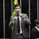 Deputado federal atuava para blindar esquema de fraudes no INSS de investigações, aponta PF