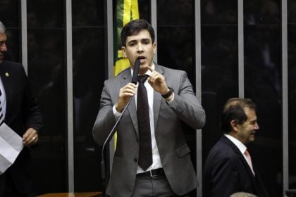 Deputado federal atuava para blindar esquema de fraudes no INSS de investigações, aponta PF