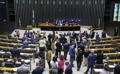 Câmara aprova suspensão de resolução sobre aborto legal em crianças vítimas de violência
