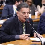 Flávio Dino impõe distância mínima entre deputado do PL e dirigente militar após ameaça