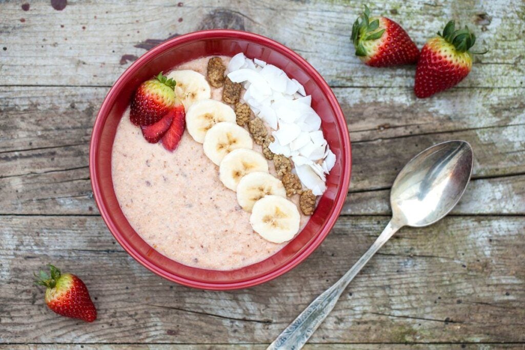 3 receitas de mingau de aveia saudável para café da manhã ou lanche da tarde