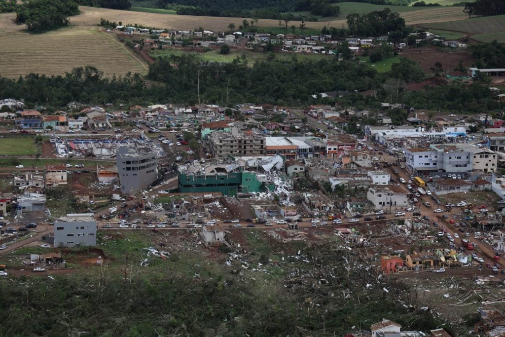 Tornado deixa seis mortos e mais de 400 feridos no Paraná