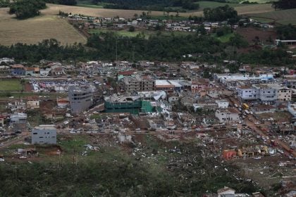 Tornado deixa seis mortos e mais de 400 feridos no Paraná