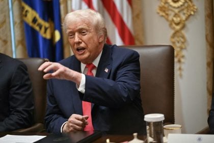 EUA suspendem processos de imigração de 19 países; veja a lista