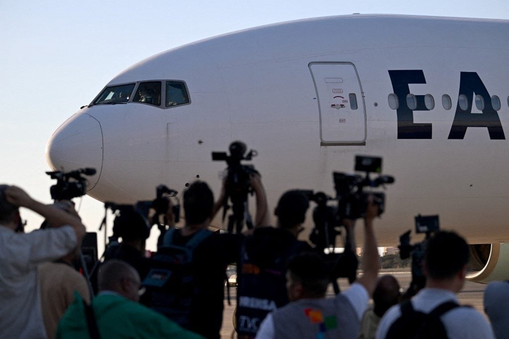 Novo voo chega dos EUA à Venezuela com 172 imigrantes em meio a isolamento aéreo