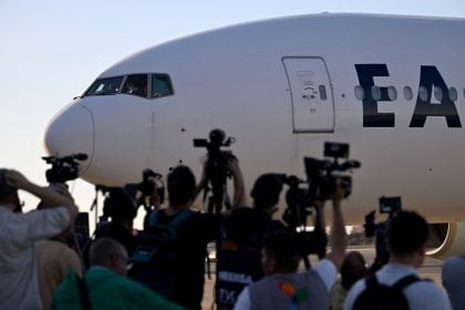 Novo voo chega dos EUA à Venezuela com 172 imigrantes em meio a isolamento aéreo