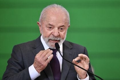 Lula critica tornozeleira a agressores de mulheres e diz que ‘até um presidente tentou tirar’