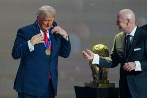 Após ser ignorado pelo Nobel, Trump recebe Prêmio da Paz da Fifa