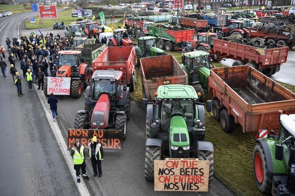 Agricultores mantêm protestos na França mesmo após adiamento do acordo UE-Mercosul