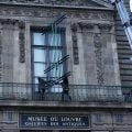 Museu do Louvre instala grades em janela por onde ladrões entraram