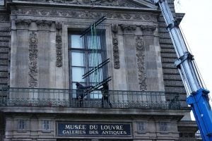 Museu do Louvre instala grades em janela por onde ladrões entraram
