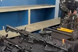 Evento em escola cívico-militar no Paraná exibe fuzis para estudantes