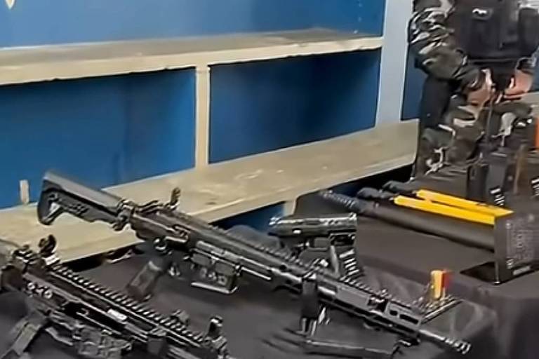 Evento em escola cívico-militar no Paraná exibe fuzis para estudantes