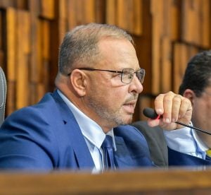 Quem é o deputado do PL que assumiu a presidência da Alerj após afastamento de Bacellar