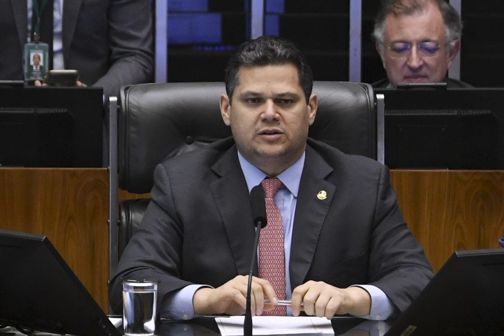 Alcolumbre pede parecer jurídico da Câmara e do Senado sobre decisão de Gilmar