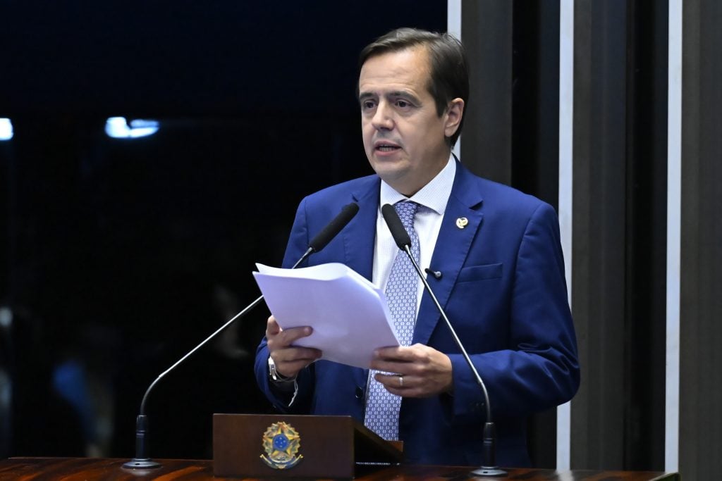 Suplente de Romário toma posse no Senado