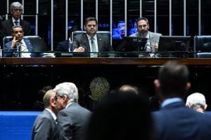 Senado aprova projeto que corta benefícios fiscais e aumenta impostos de bets e fintechs