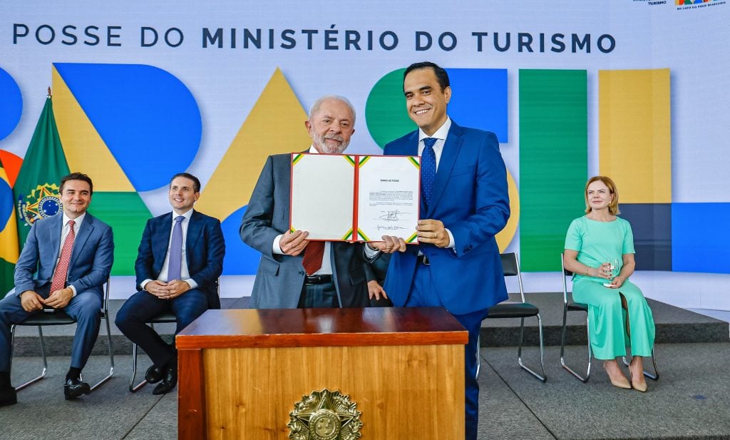 Lula dá posse a Gustavo Feliciano, novo ministro do Turismo