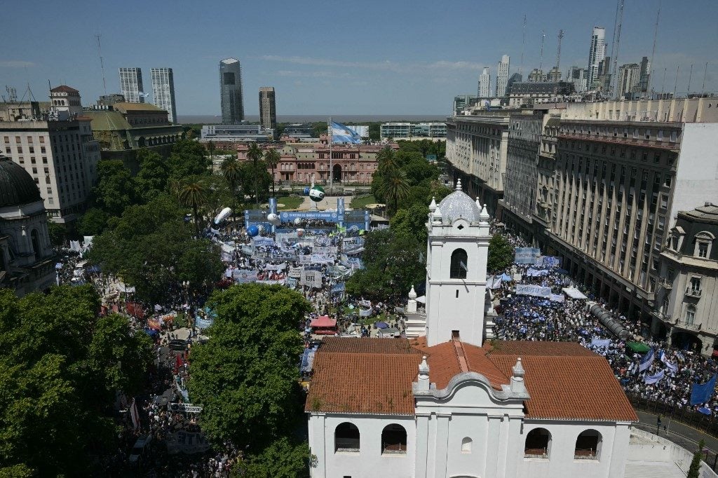 Milhares vão às ruas na Argentina contra a reforma trabalhista de Milei