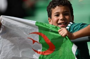 Argélia aprova lei que classifica a colonização francesa como um crime