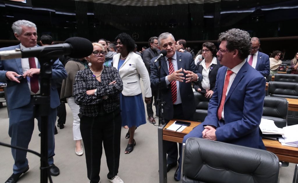 Câmara conclui a votação de projeto que regulamenta a reforma tributária